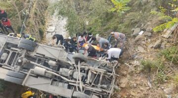 Kocaeli‘ de Servis Minibüsü Dere Yatağına Uçtu..!